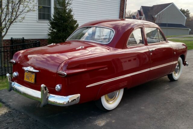 1949 Ford Custom (Black/Red)