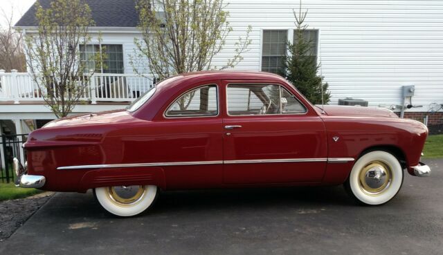 1949 Ford Custom (Black/Red)