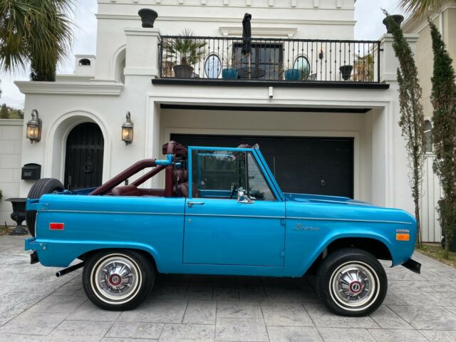 1970 Ford Bronco (Blue/Burgundy)