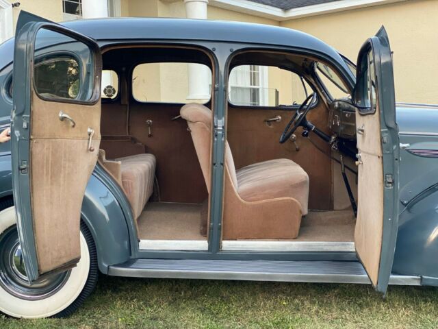 1937 Plymouth Sedan (Blue/Blue)
