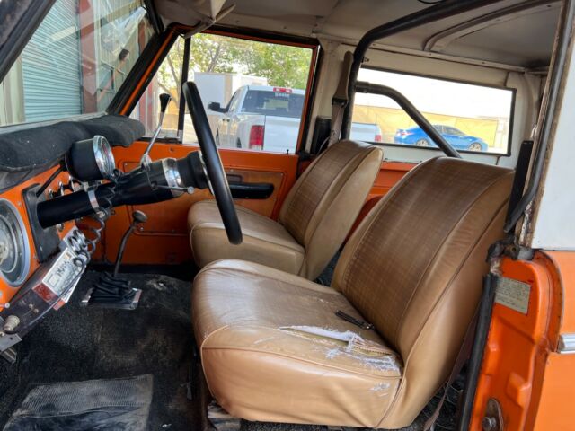 1974 Ford Bronco (Orange/Tan)