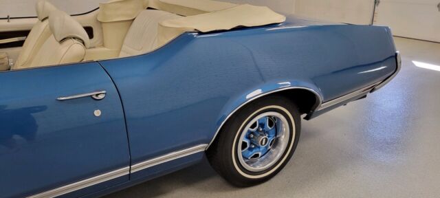 1971 Oldsmobile Cutlass (Blue/Black)