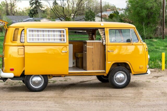 1972 Volkswagen Bus/Vanagon (Yellow/Tan)