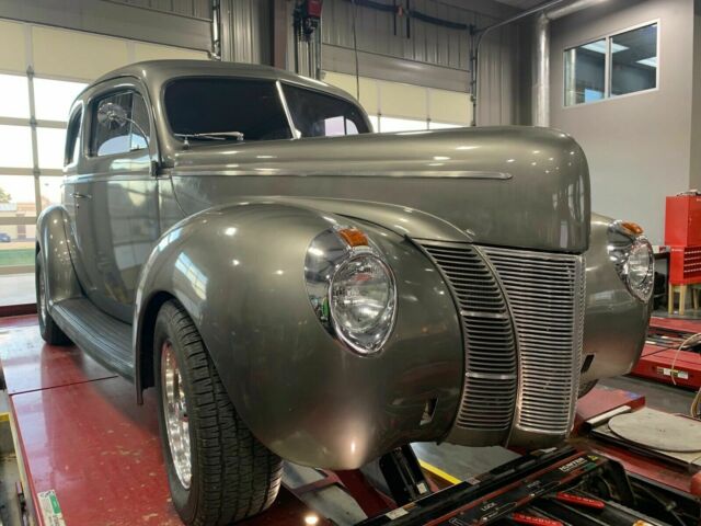 1940 Ford Deluxe sedan (Grey/Other Color)