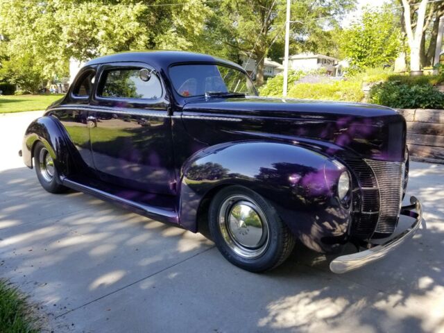 1940 Ford Deluxe (Purple/White)