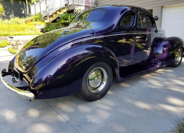 1940 Ford Deluxe (Purple/White)