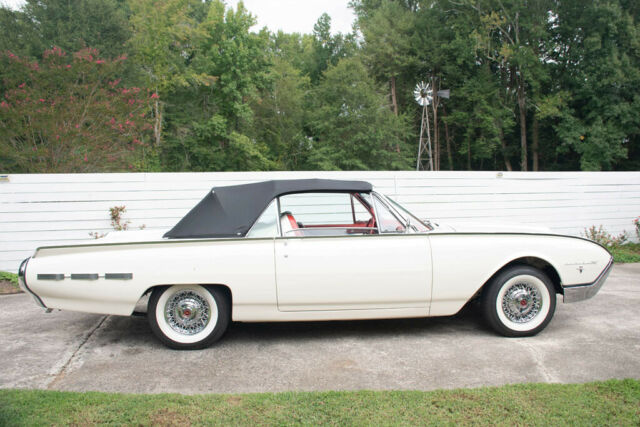 1962 Ford Thunderbird (White/Red)