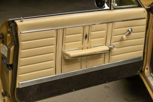 1967 Oldsmobile Cutlass (Gold/Tan)