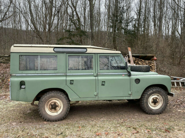 1973 Land Rover Defender (Green/Gray)