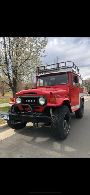 1973 Toyota Land Cruiser (Red/Black)