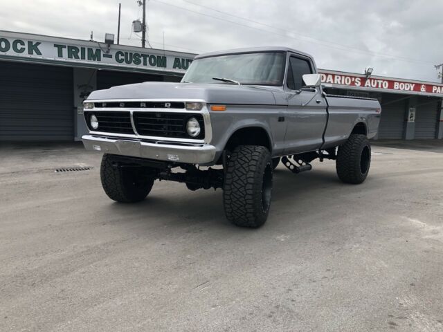 1976 Ford F-250 (Silver/Red)