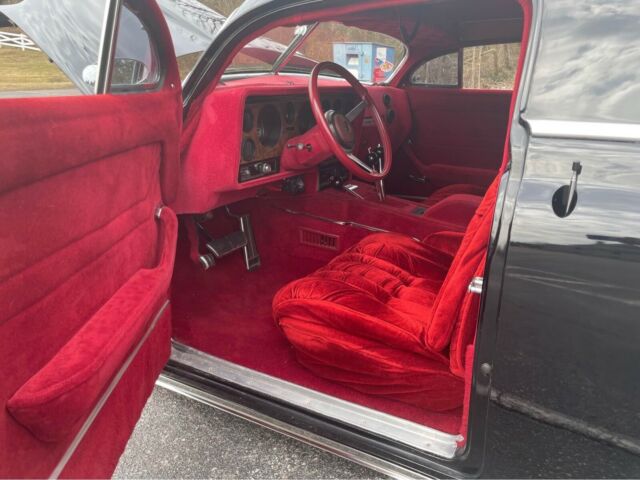 1949 Chevrolet Styleline Deluxe (Black/Red)