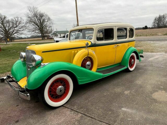 1933 Pontiac super 8 (Yellow/Tan)
