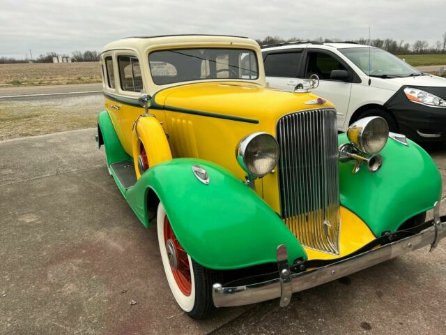 1933 Pontiac super 8 (Yellow/Tan)