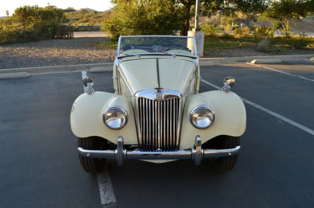 1955 MG T-Series (Yellow/Red)