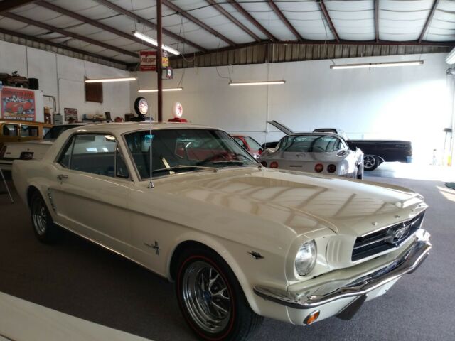 1965 Ford Mustang (White & Blue/Wimbledon White)