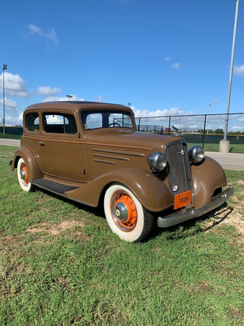1934 Chevrolet Master Deluxe (Brown/Black)