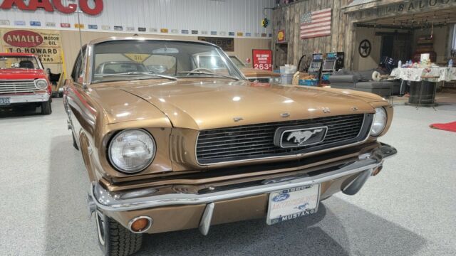 1966 Ford Mustang (Gold/Tan)