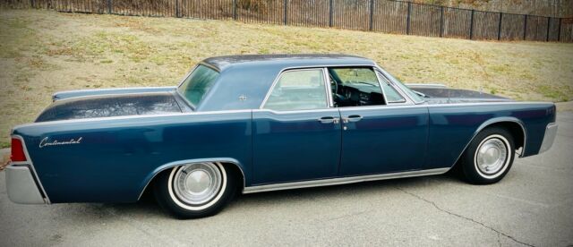 1963 Lincoln Continental (Blue/Black)