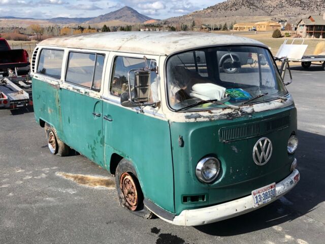 1969 Volkswagen bus (Green/White)