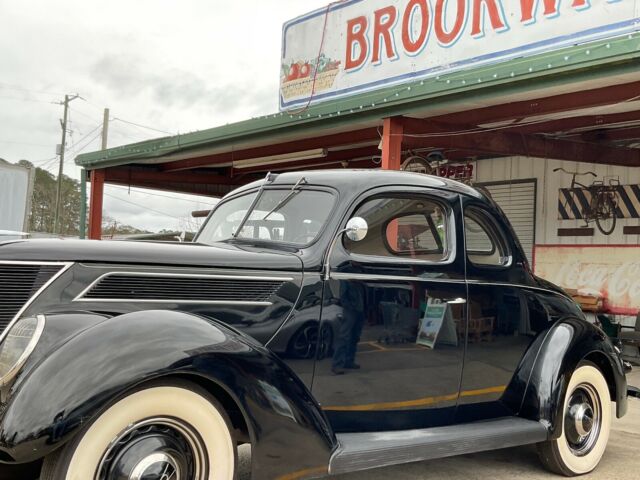 1937 Ford Coupe (Black/Black)