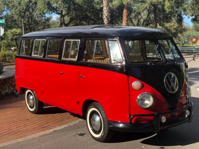 1970 Volkswagen Bus/Vanagon (Red/Tan)