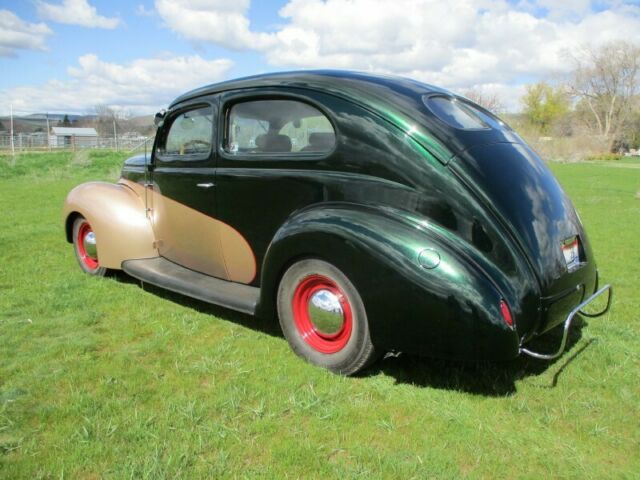 1939 Ford Deluxe (Green / Tan/Green / Tan)