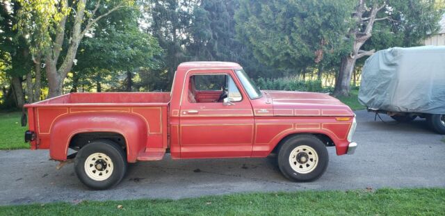 1977 Ford F100 (Red/Black)