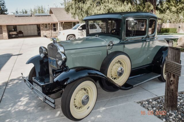 1931 Ford Model A (Green/Tan)