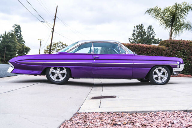 1961 Oldsmobile Dynamic (Passion Purple/Grey/White)