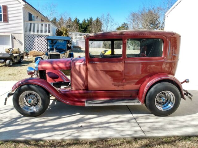 1929 Ford Tudor (Red/Green)