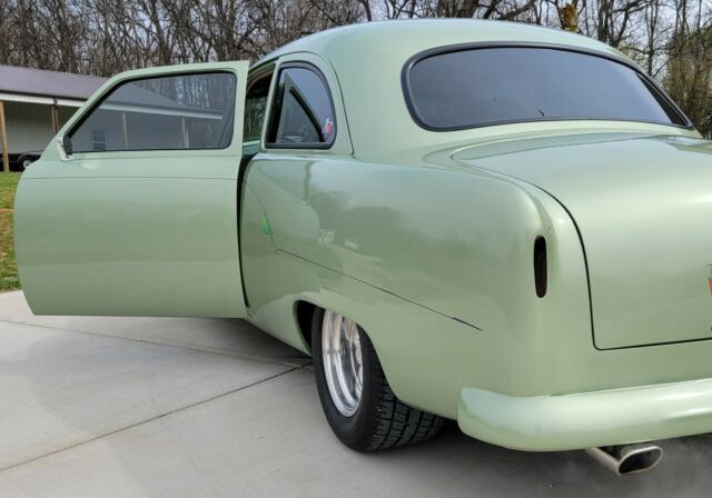 1949 Ford Coupe (Green/Tan)