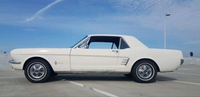 1966 Ford Mustang (White/Black)