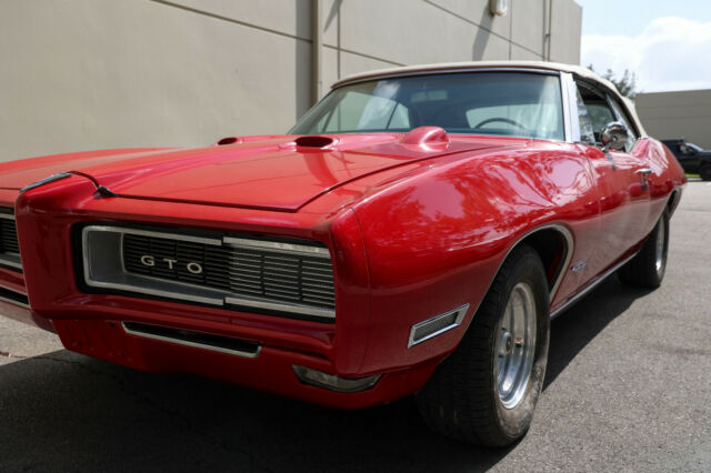1968 Pontiac GTO (Red/White)
