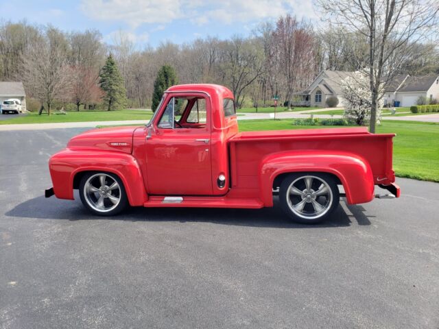 1954 Ford F-100 (Red/Tan)