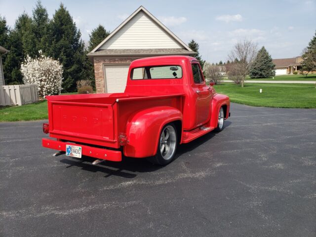 1954 Ford F-100 (Red/Tan)