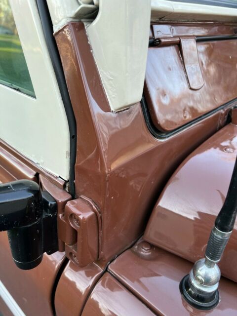 1980 Land Rover Defender (Brown/Tan)