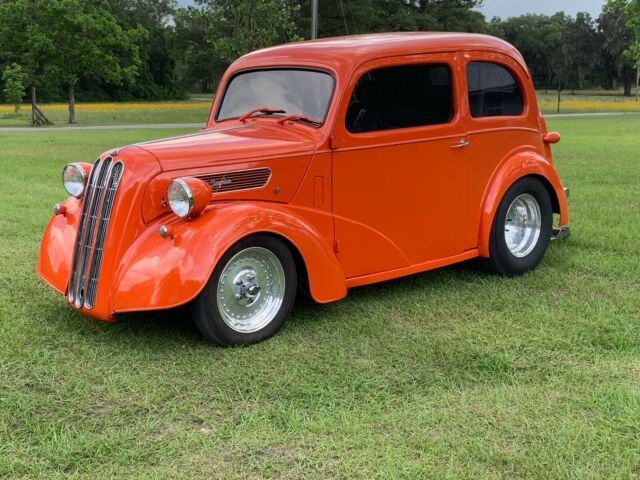 1948 Ford Anglia (Orange/Black)