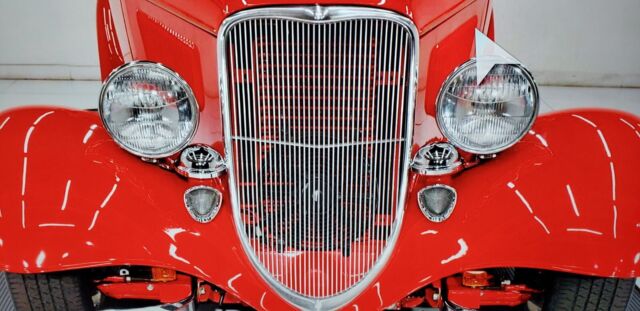 1933 Ford 40 Deluxe (Red/Red/black)