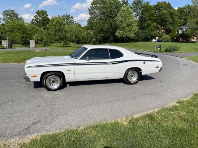 1974 Plymouth Duster (White/Black)