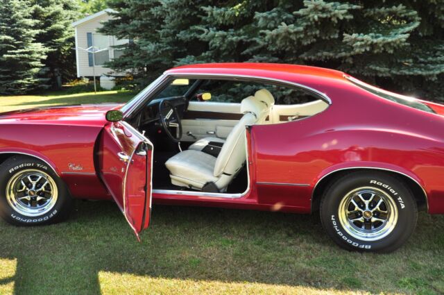 1972 Oldsmobile Cutlass (MAGNETIC RED/White)