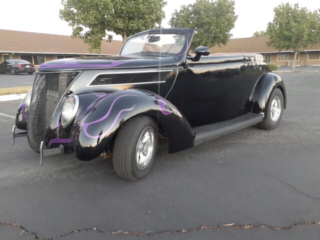 1937 Ford Caborlet