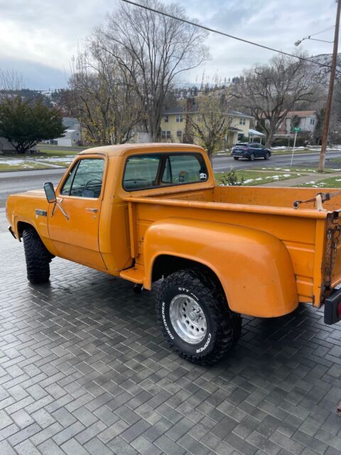 1979 Dodge Power Wagon (Orange/Tan)