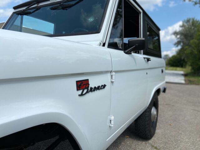 1969 Ford Bronco (White/Black)