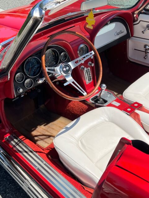 1965 Chevrolet Corvette (Red/Red)