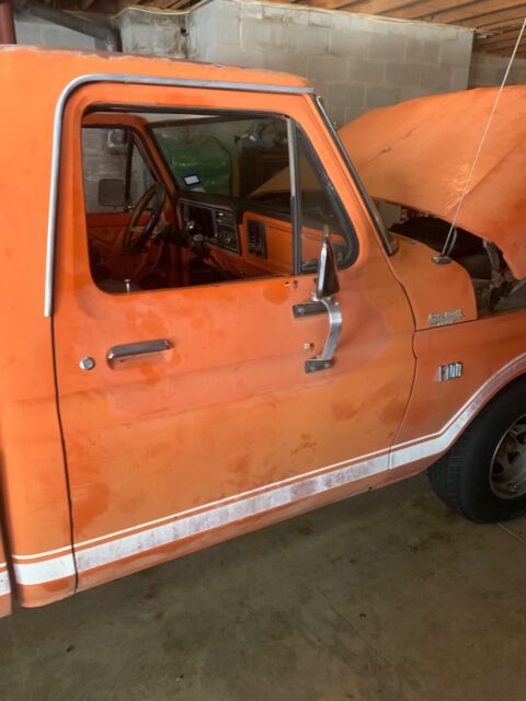 1973 Ford F100 (Orange/Black)