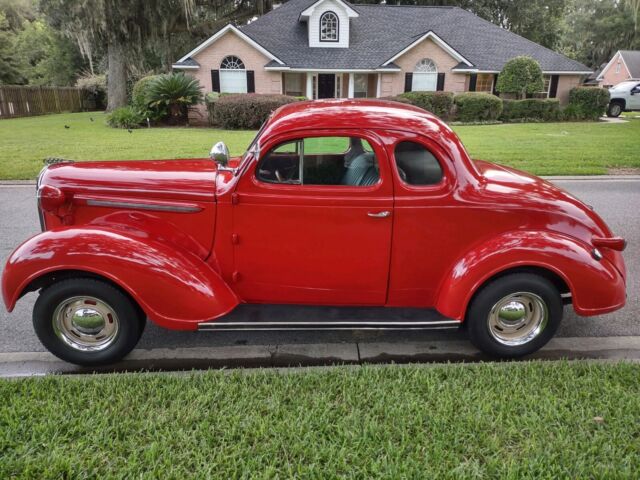 1938 Plymouth P6 Deluxe coupe (Red/Red)