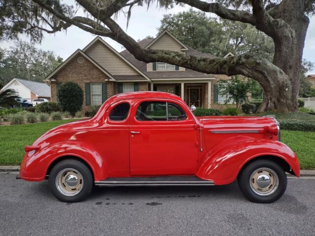 1938 Plymouth P6 Deluxe coupe (Red/Red)
