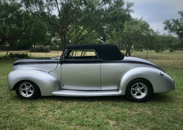 1939 Ford Deluxe (Gray/Gray)
