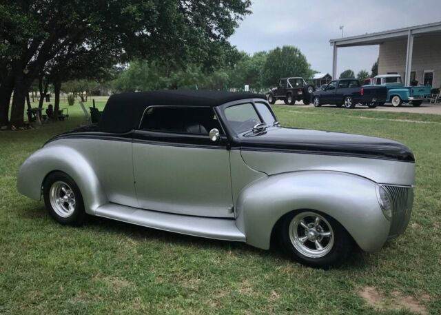 1939 Ford Deluxe (Gray/Gray)